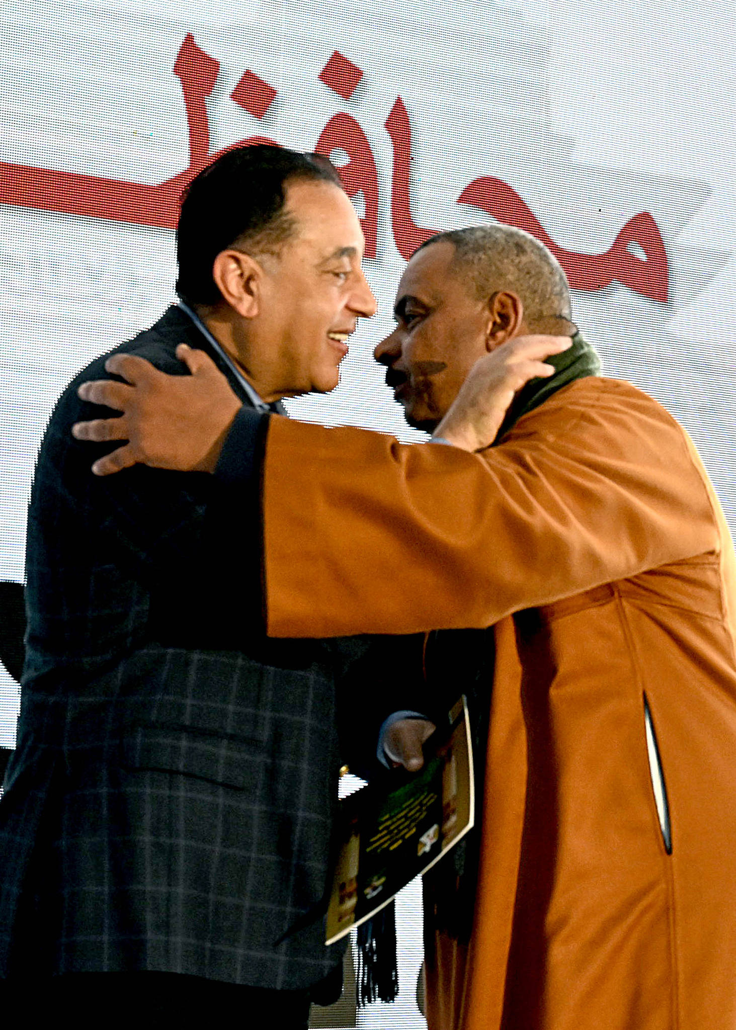 مدبولي يسلم عقود الوحدات العمارات السكنية الجديدة بالمنيا