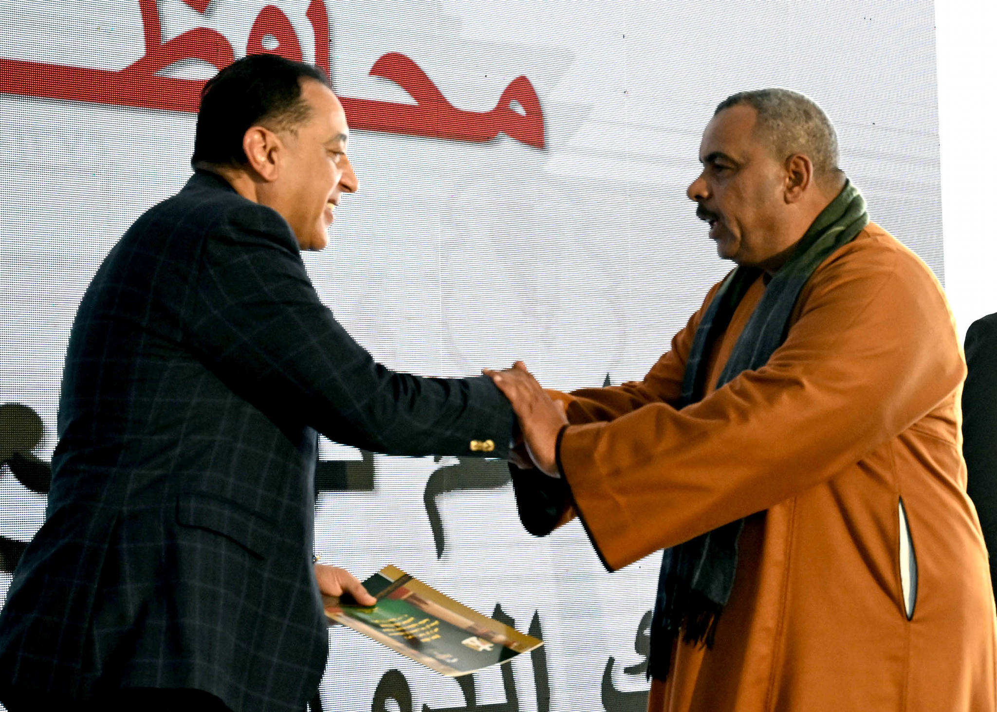 مدبولي يسلم عقود الوحدات العمارات السكنية الجديدة بالمنيا