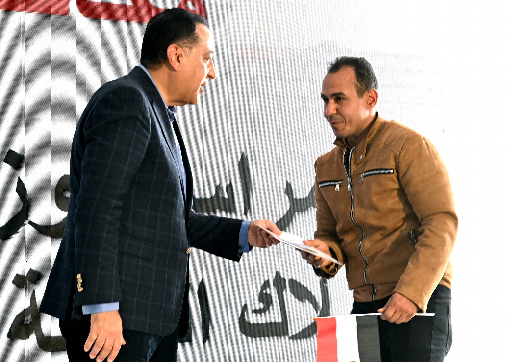 مدبولي يسلم عقود الوحدات العمارات السكنية الجديدة بالمنيا