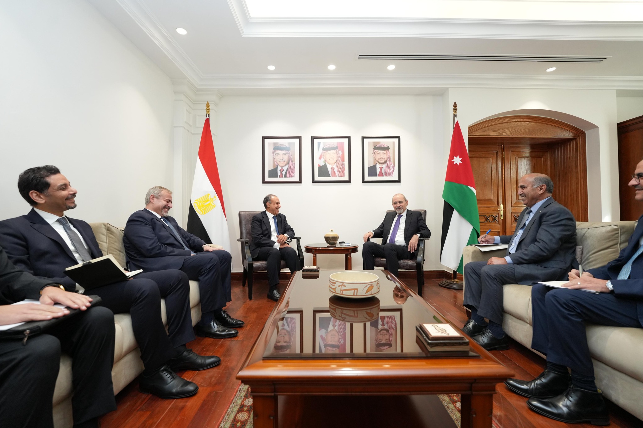 وزير الخارجية يلتقي نظيره الأردني