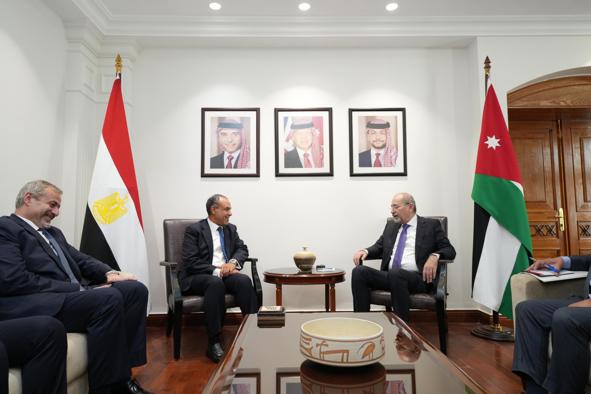 وزير الخارجية يلتقي نظيره الأردني