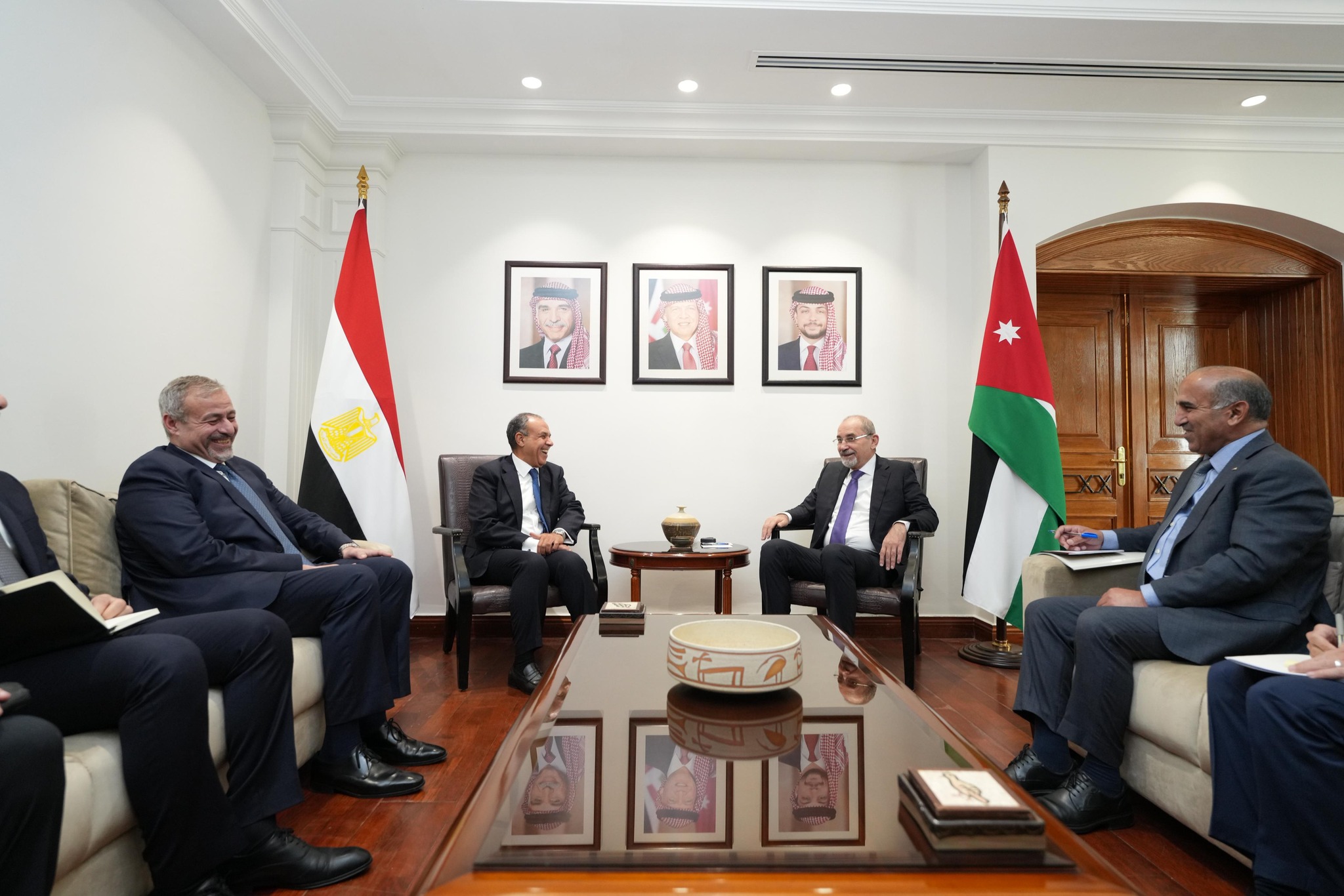 وزير الخارجية يلتقي نظيره الأردني