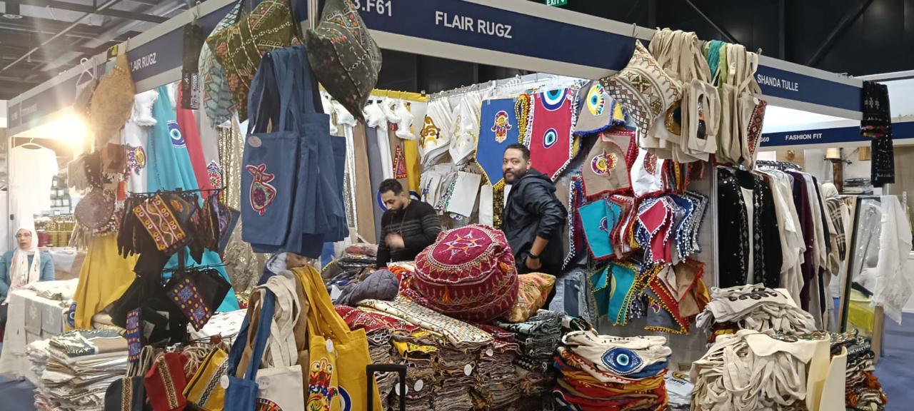 شباب جهاز تنمية المشروعات في معرض الخريف الدولي بالبحرين