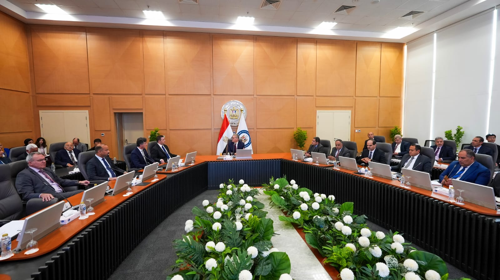 وزير البترول يجتمع مع رؤساء ومسئولي شركات البترول والغاز