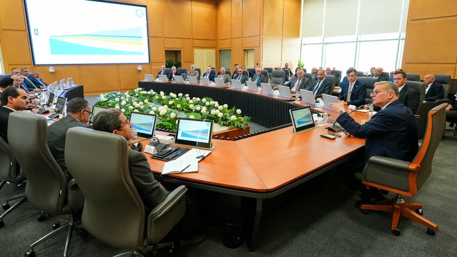 وزير البترول يجتمع مع رؤساء ومسئولي شركات البترول والغاز