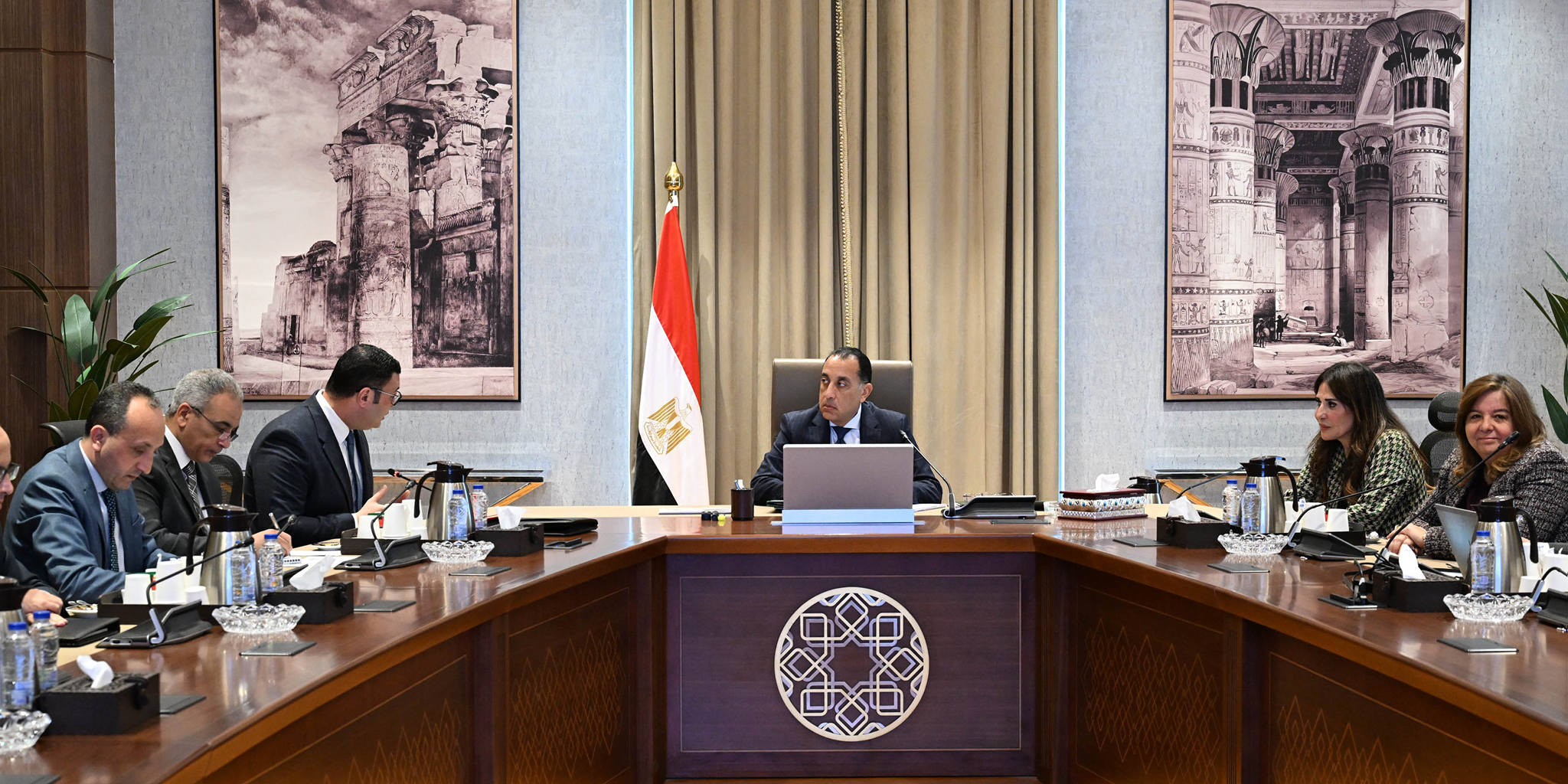 رئيس الوزراء في اجتماع مع وزير الإسكان