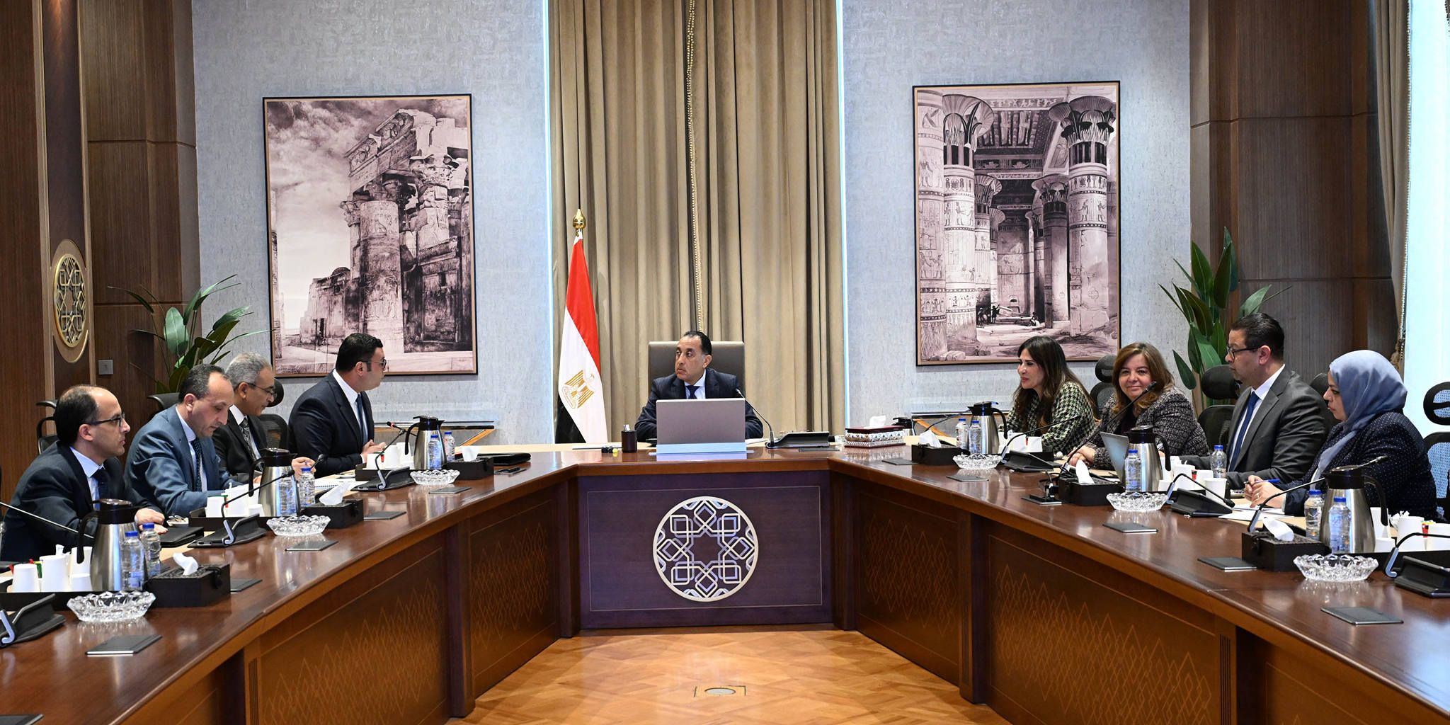 رئيس الوزراء في اجتماع مع وزير الإسكان