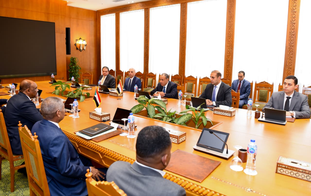 وزير الخارجية يجتمع مع نظيره السوداني