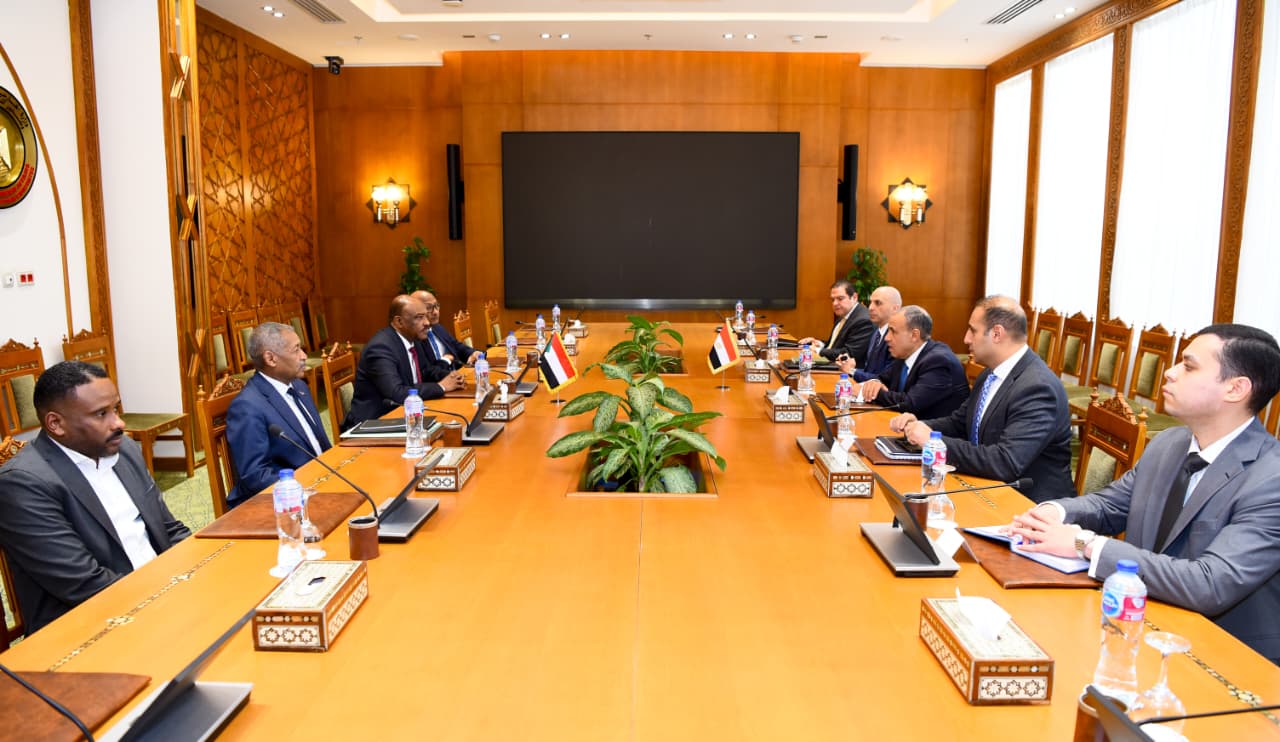 وزير الخارجية يجتمع مع نظيره السوداني