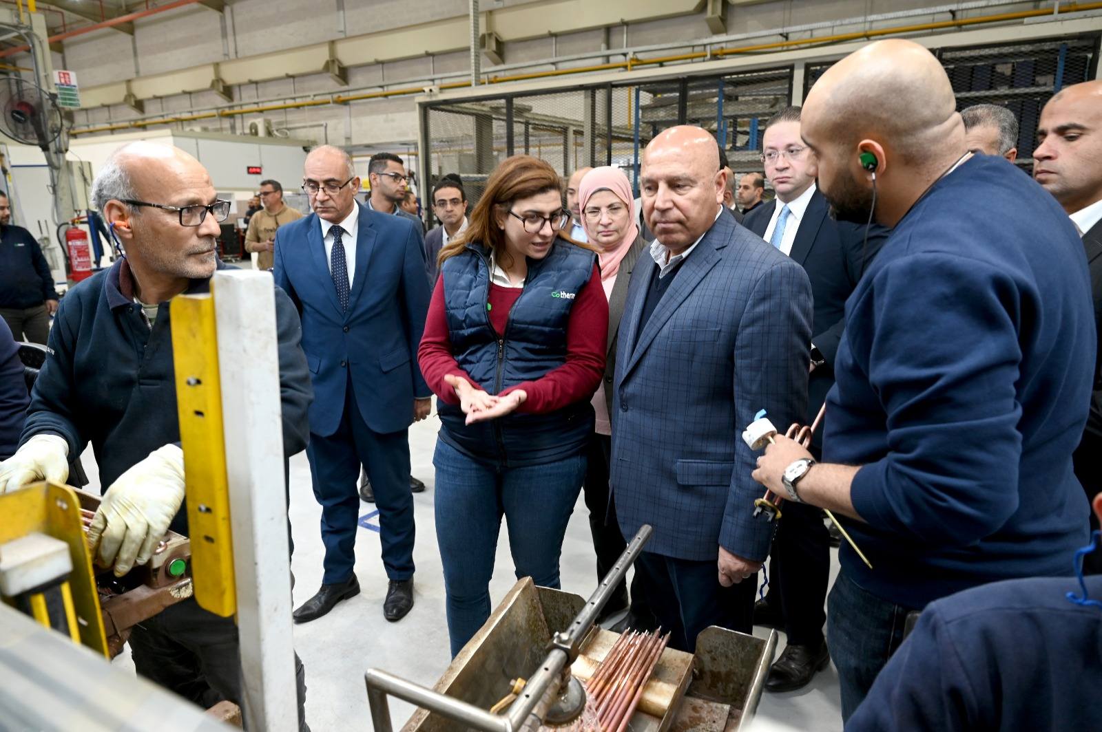 الوزير  يتفقد 3 مصانع متخصصة في الصناعات الهندسية بمدينة العاشر من رمضان