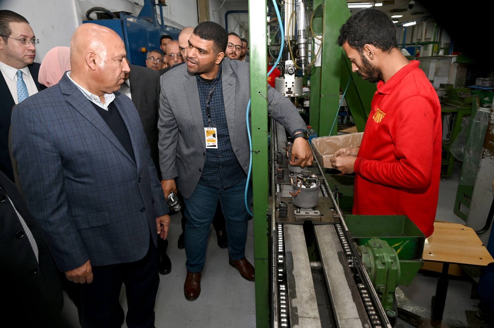 الوزير  يتفقد 3 مصانع متخصصة في الصناعات الهندسية بمدينة العاشر من رمضان