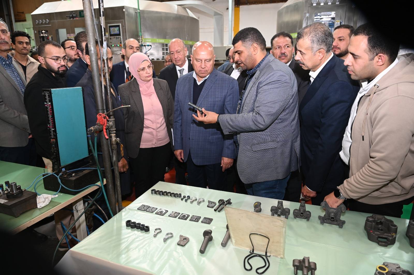 الوزير  يتفقد 3 مصانع متخصصة في الصناعات الهندسية بمدينة العاشر من رمضان