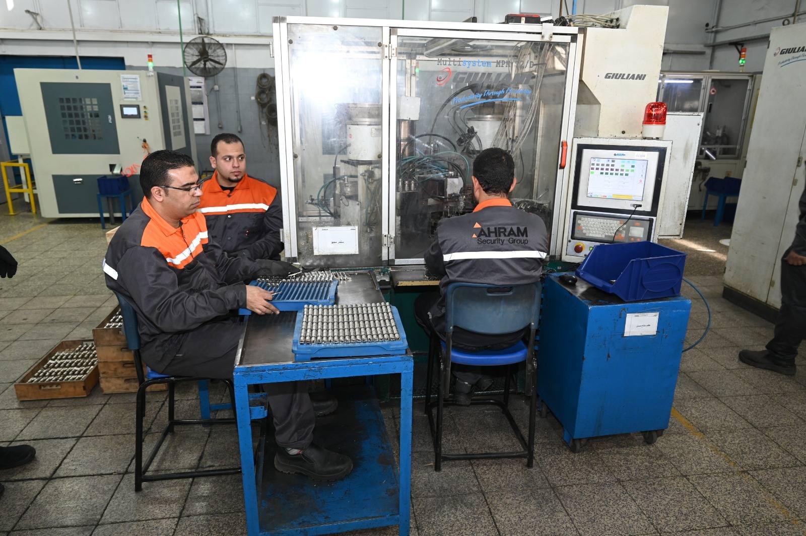 الوزير  يتفقد 3 مصانع متخصصة في الصناعات الهندسية بمدينة العاشر من رمضان