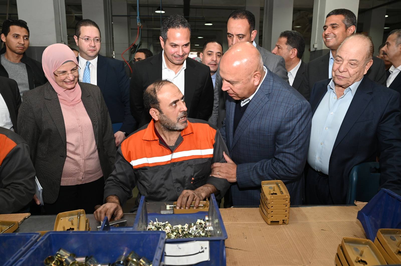 الوزير  يتفقد 3 مصانع متخصصة في الصناعات الهندسية بمدينة العاشر من رمضان