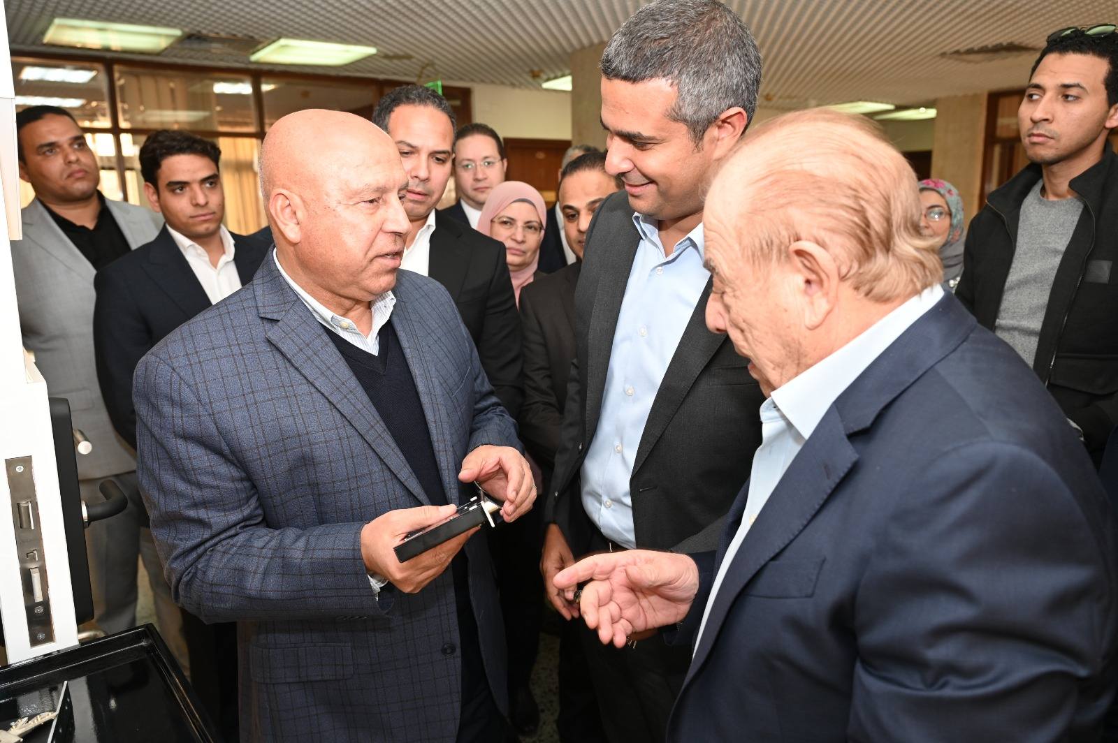 الوزير  يتفقد 3 مصانع متخصصة في الصناعات الهندسية بمدينة العاشر من رمضان