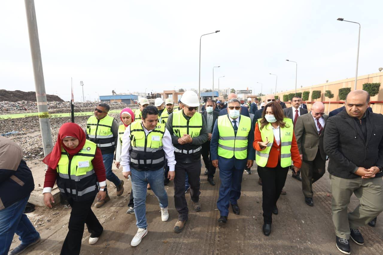 وزير البيئة ومحافظ الدقهلية يتفقدون مصنع معالجة وتدوير المخلفات بسندوب