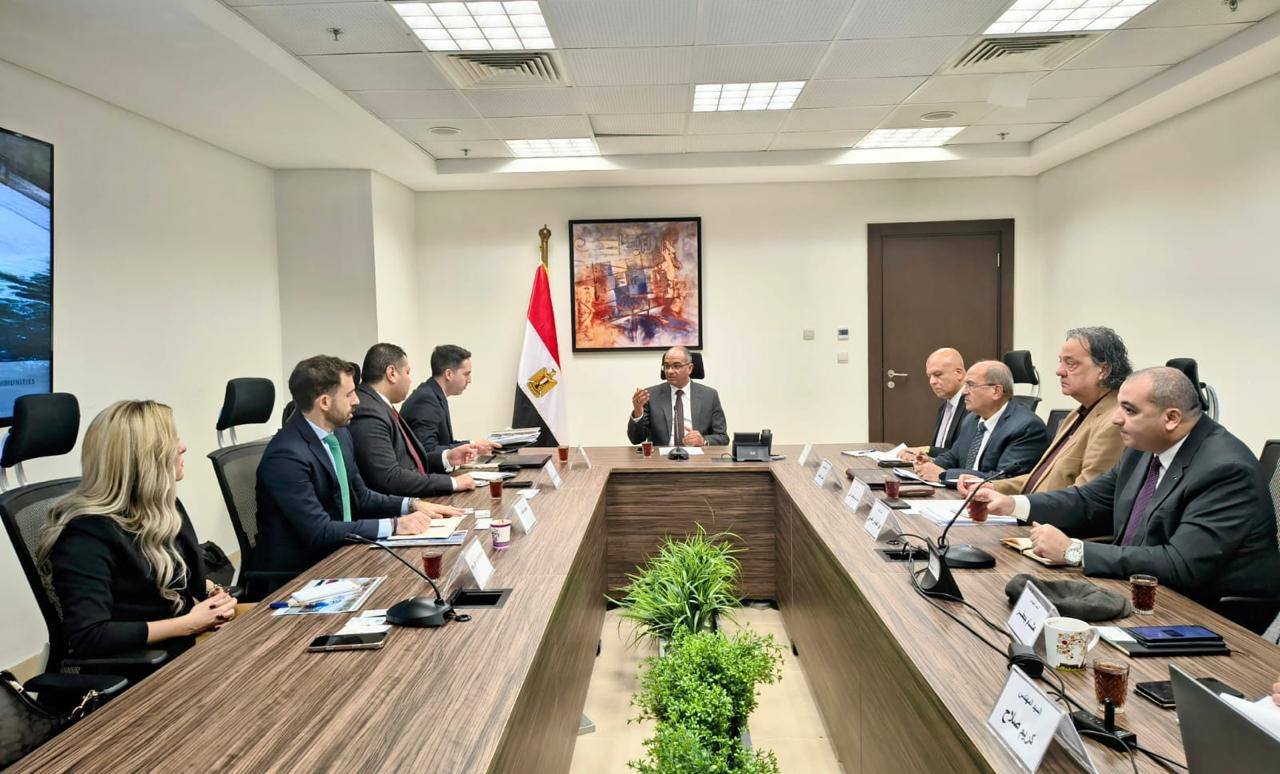 نائب وزير الإسكان يلتقي مسئولى شركتي ايميا باور وكوكس واتر