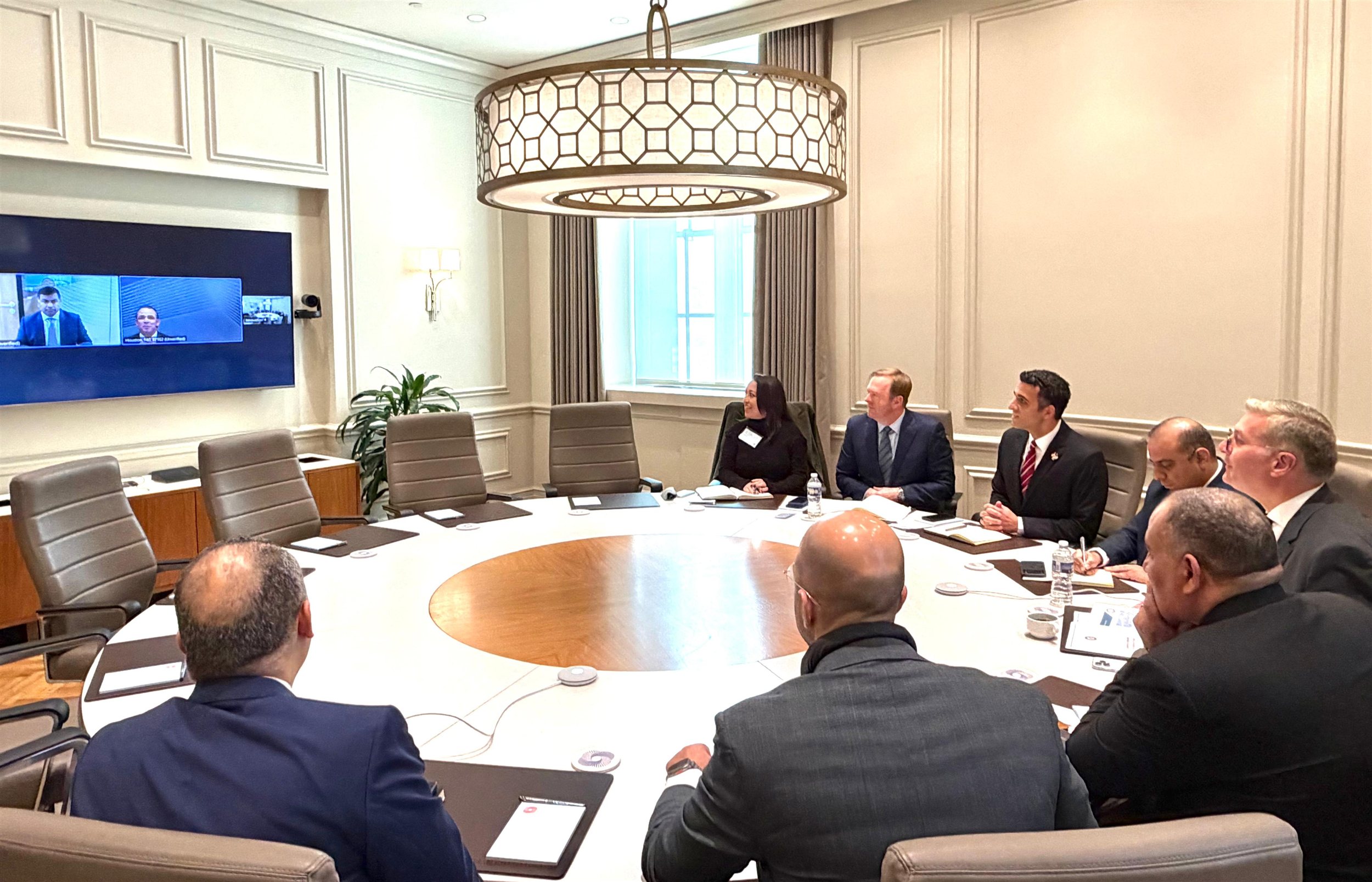 وزير البترول يجتمع مع قيادات شركة شيفرون