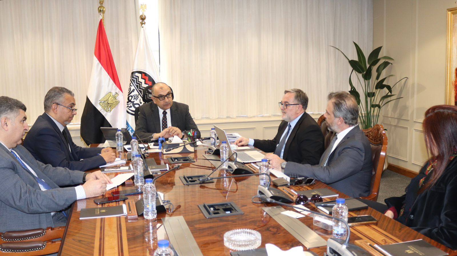 وزير قطاع الاعمال مع ممثلي شركة TECAM الإسبانية