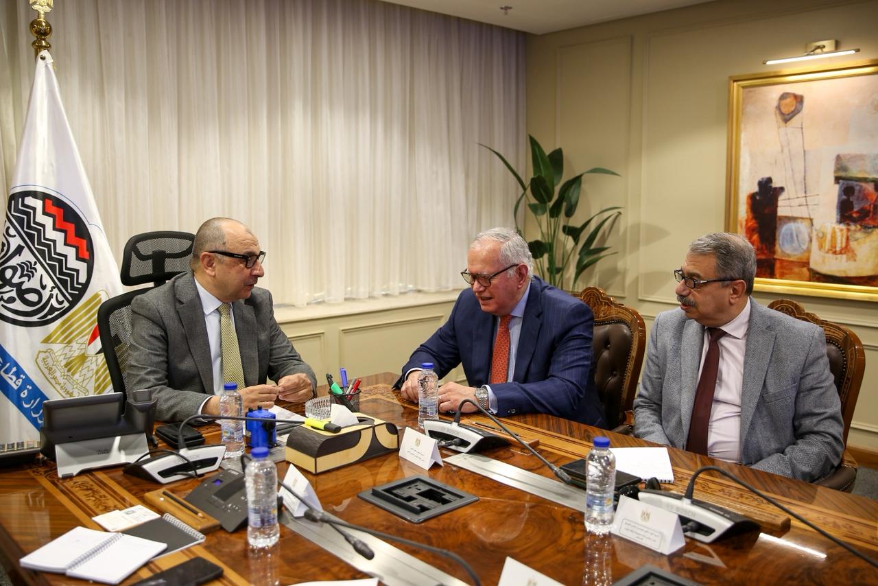 وزير قطاع الأعمال يجتمع مع الاتحاد العام للمستثمرين الأفرو-آسيوي