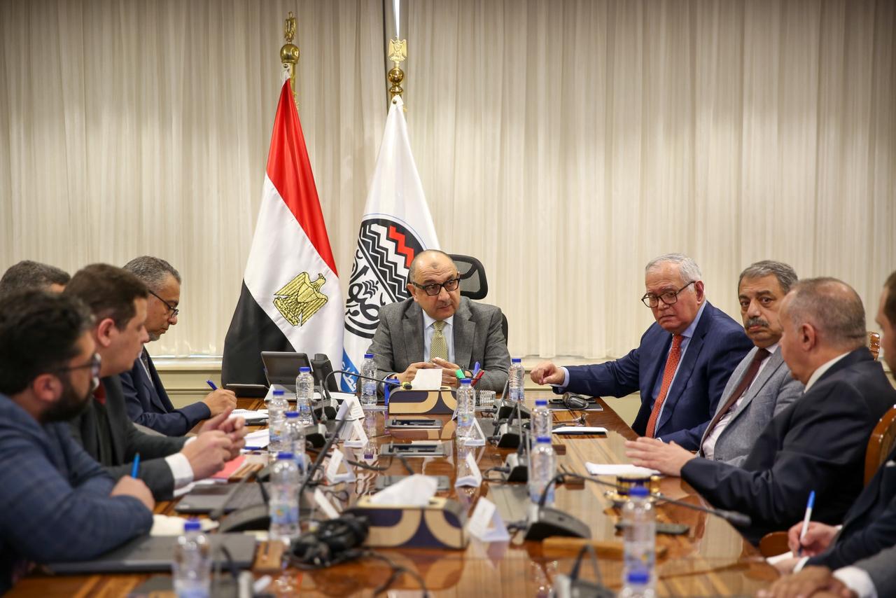 وزير قطاع الأعمال يجتمع مع الاتحاد العام للمستثمرين الأفرو-آسيوي