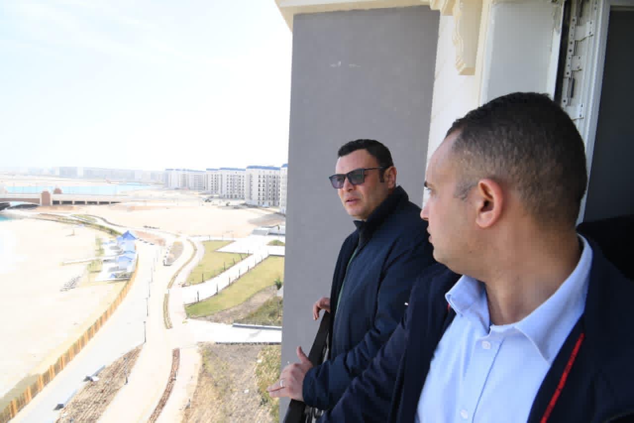 وزير الإسكان يتفقد العمارات السكنية بالحي اللاتيني وخزانات التكديس الجنوبية للمياه بالعلمين الجديدة