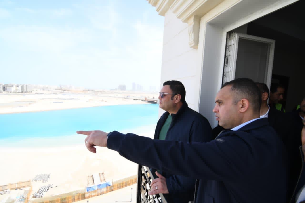 وزير الإسكان يتفقد العمارات السكنية بالحي اللاتيني وخزانات التكديس الجنوبية للمياه بالعلمين الجديدة