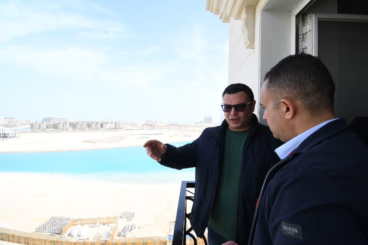 وزير الإسكان يتفقد العمارات السكنية بالحي اللاتيني وخزانات التكديس الجنوبية للمياه بالعلمين الجديدة