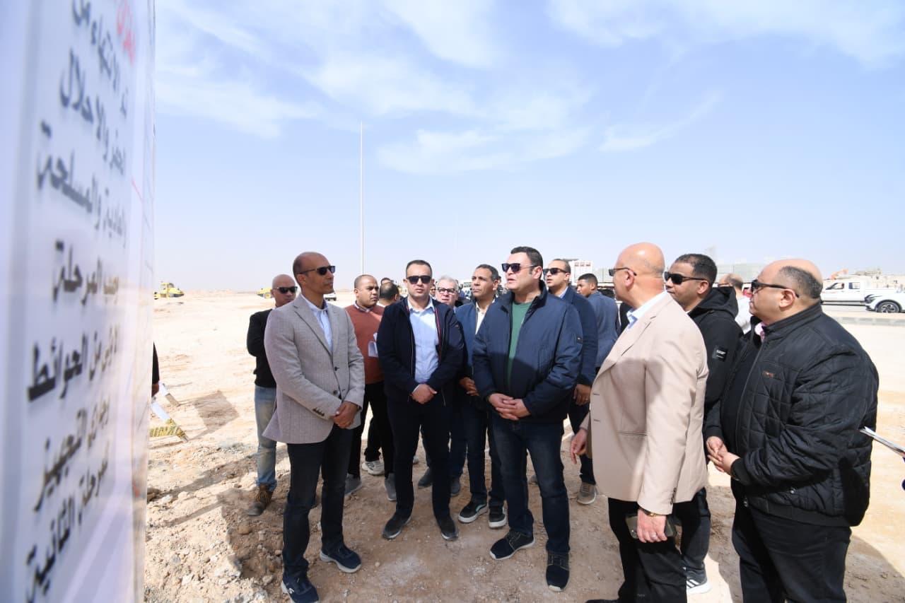 وزير الإسكان يتفقد العمارات السكنية بالحي اللاتيني وخزانات التكديس الجنوبية للمياه بالعلمين الجديدة