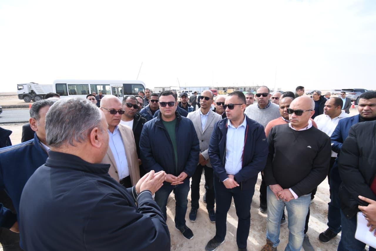 وزير الإسكان يتفقد العمارات السكنية بالحي اللاتيني وخزانات التكديس الجنوبية للمياه بالعلمين الجديدة