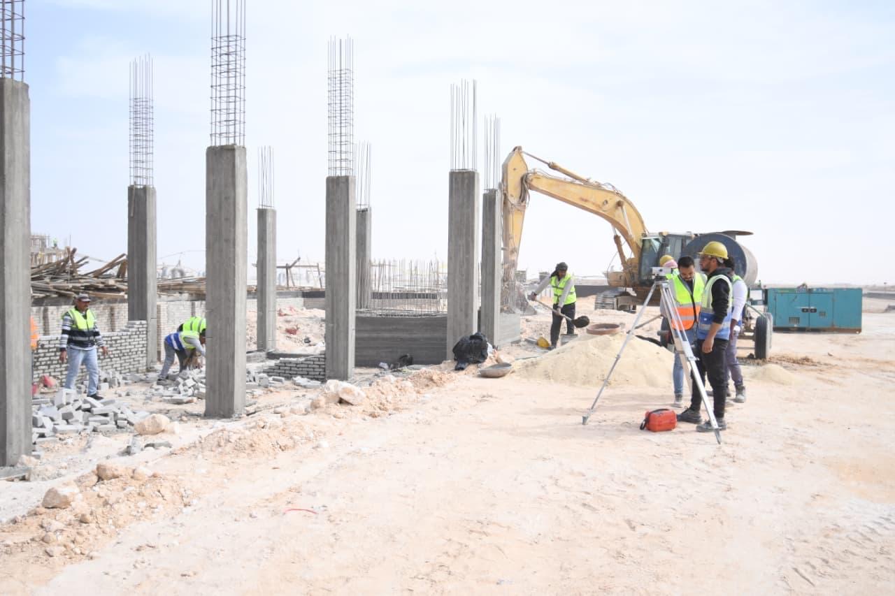 وزير الإسكان يتفقد العمارات السكنية بالحي اللاتيني وخزانات التكديس الجنوبية للمياه بالعلمين الجديدة