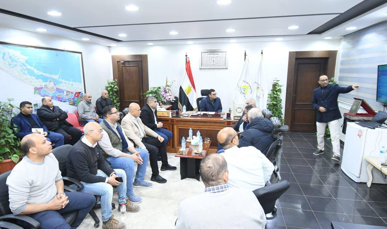 وزير الإسكان يعقد اجتماعا بمقر جهاز القرى السياحية