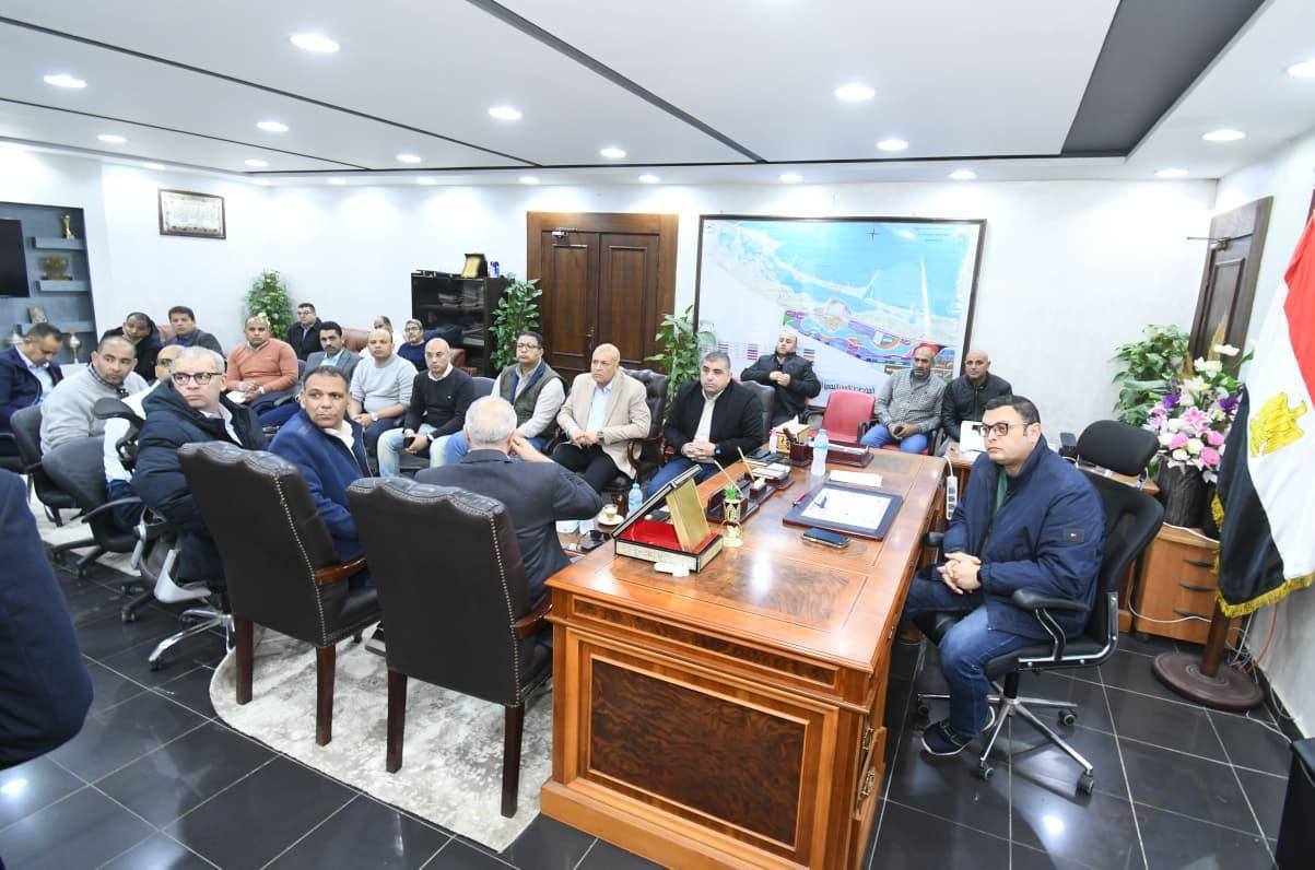 وزير الإسكان يعقد اجتماعا بمقر جهاز القرى السياحية