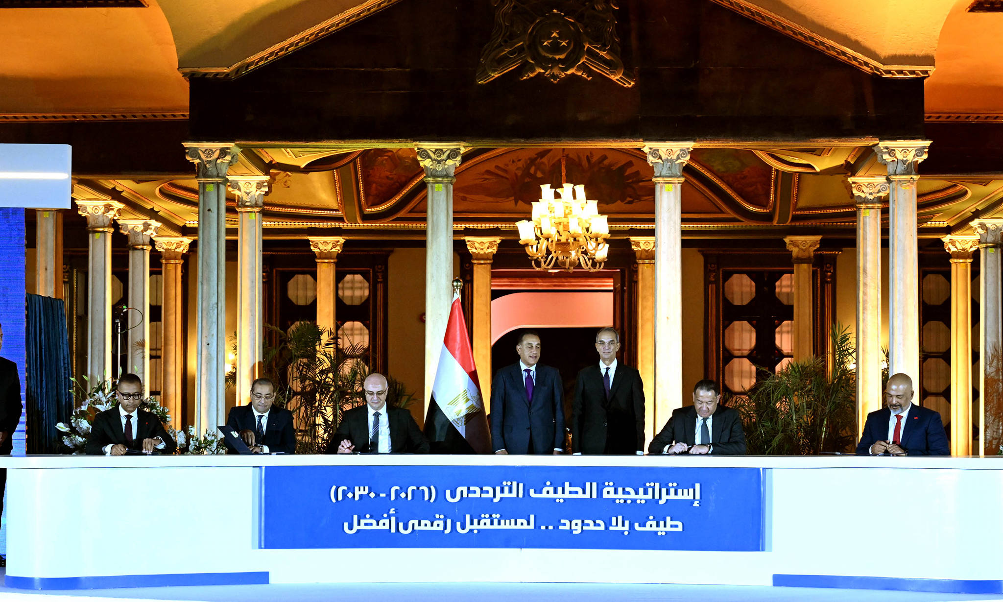 توقيع أكبر صفقة للترددات في تاريخ قطاع الاتصالات