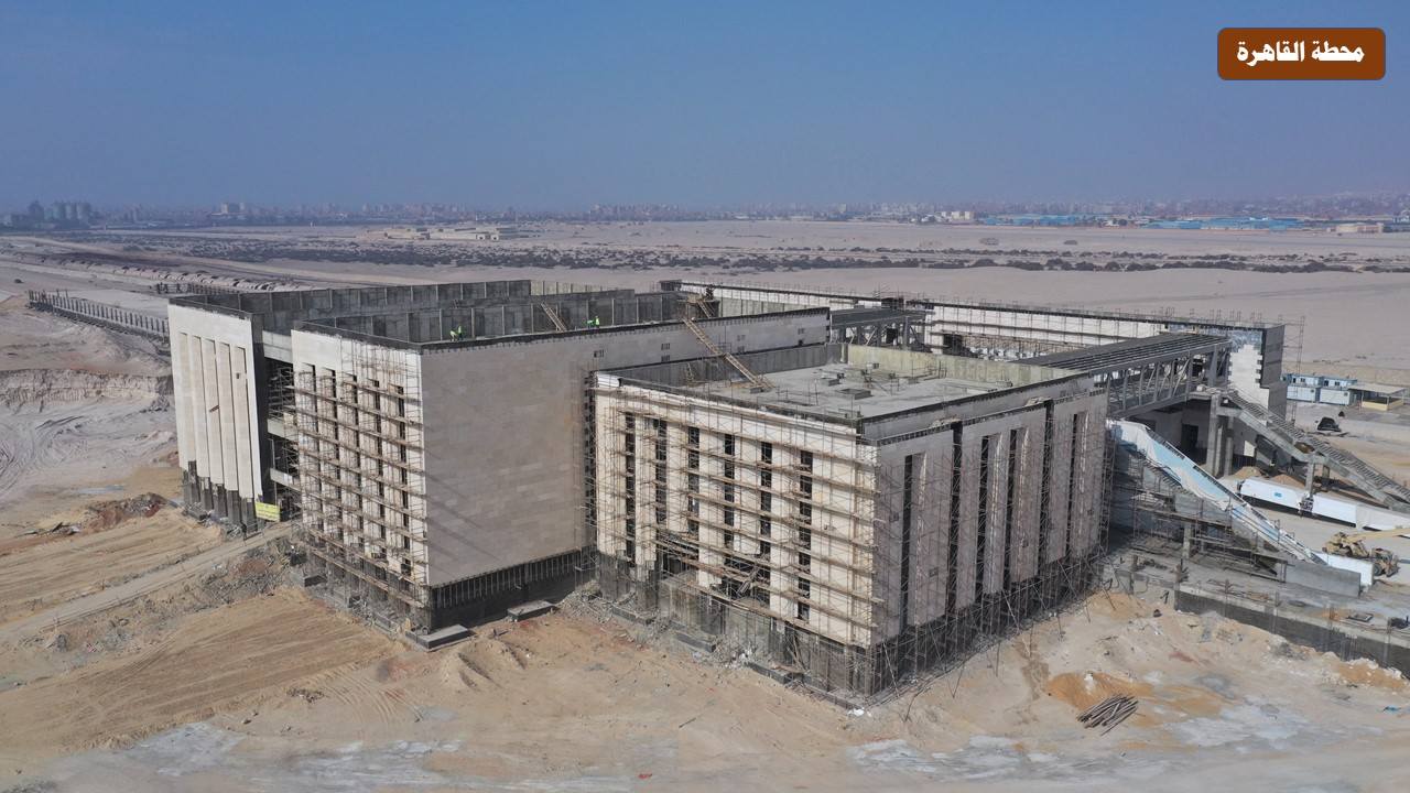 الوزير يتفقد الخط الأول للقطار الكهربائي السريع من العلمين إلى الإسكندرية