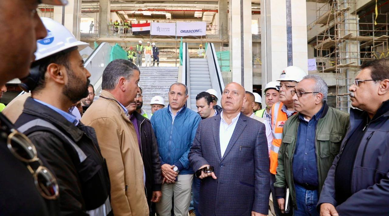 الوزير يتفقد الخط الأول للقطار الكهربائي السريع من العلمين إلى الإسكندرية