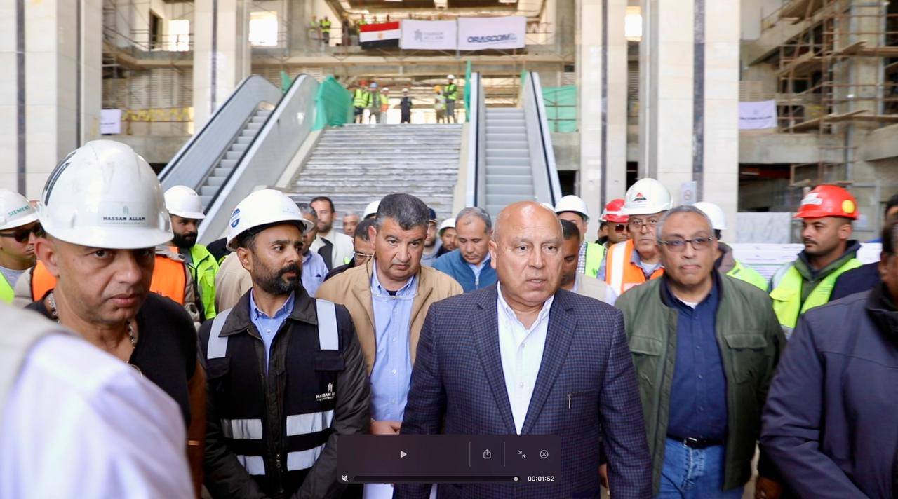 الوزير يتفقد الخط الأول للقطار الكهربائي السريع من العلمين إلى الإسكندرية