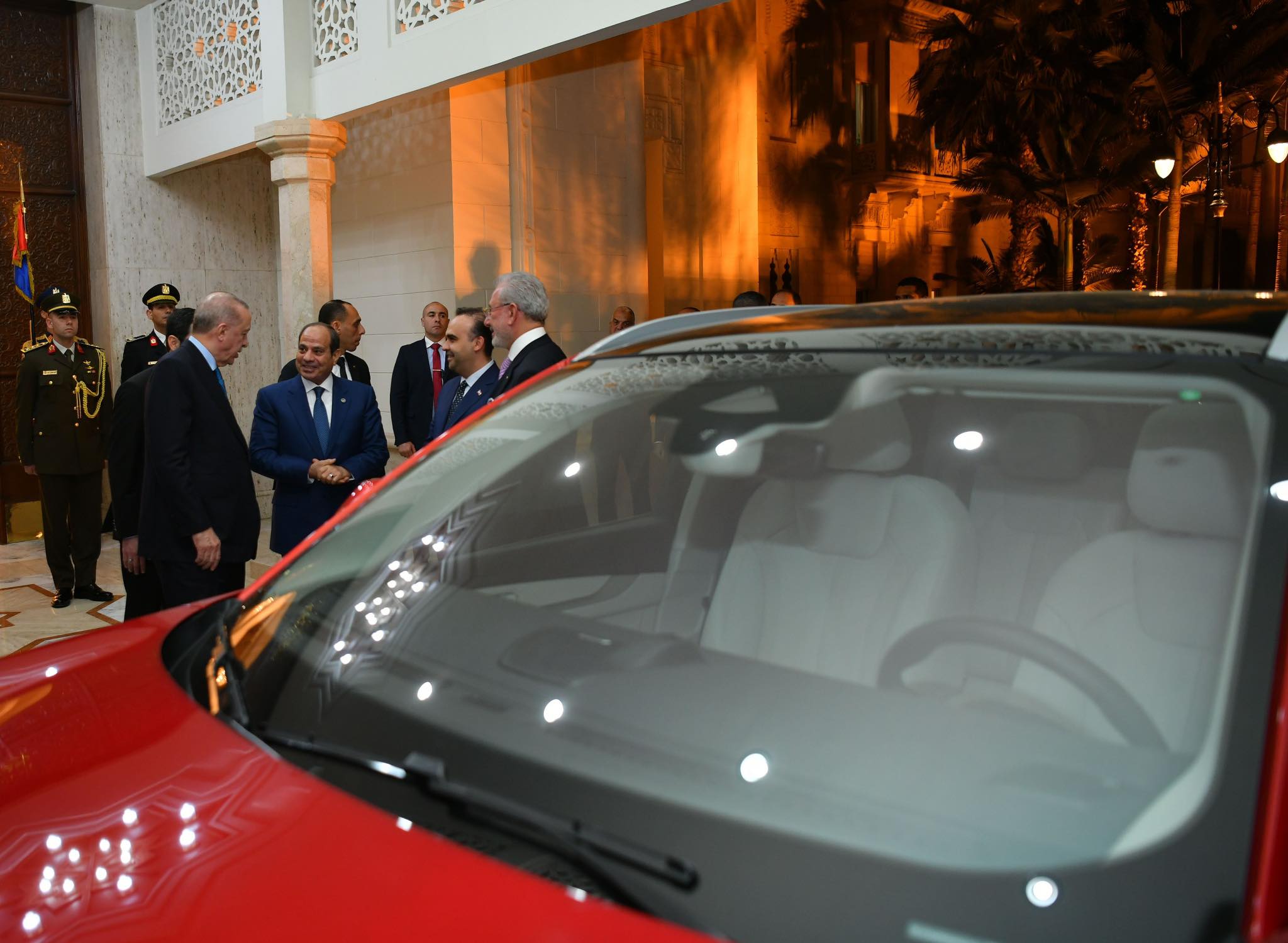 أردوغان يهدى السيسي سيارة كهربائية بمناسبة زيارته إلى مصر