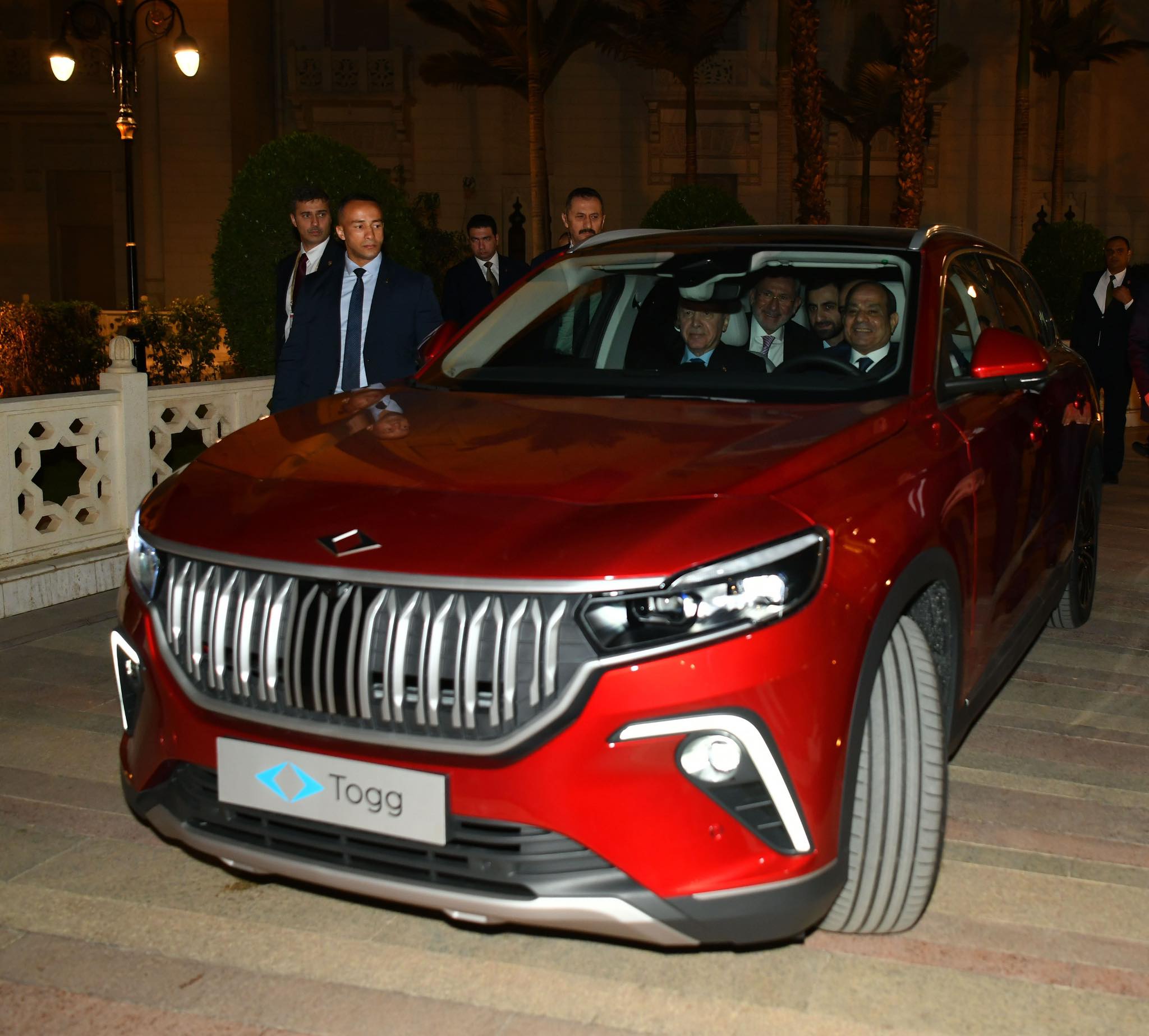 أردوغان يهدى السيسي سيارة كهربائية بمناسبة زيارته إلى مصر