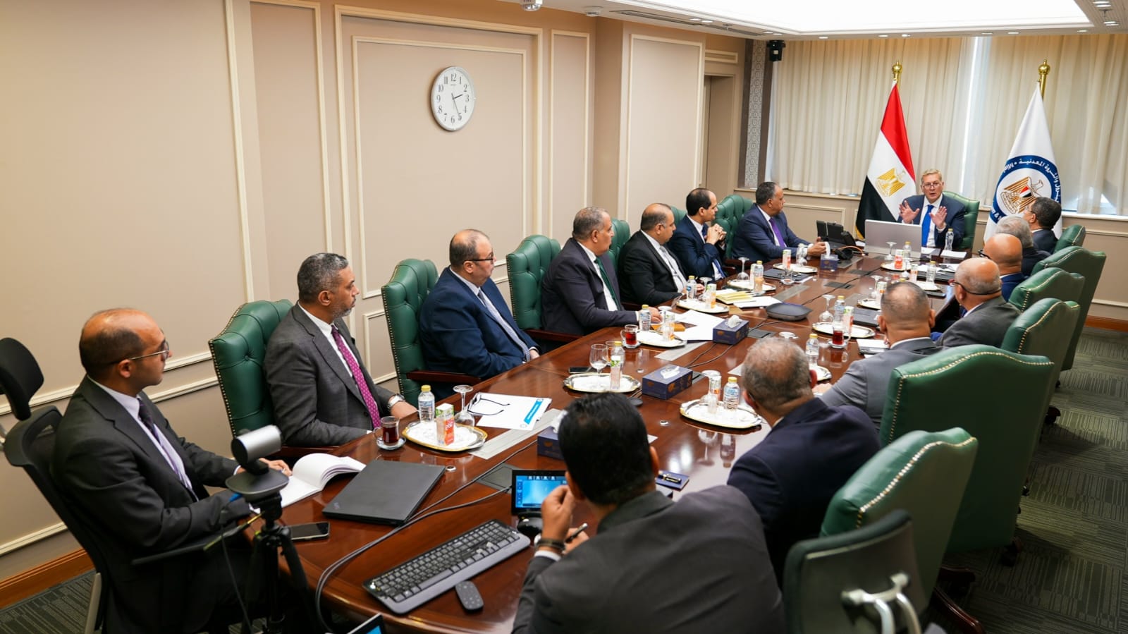 وزير البترول يجتمع مع عدد من مسؤولي شركات البترول العالمية