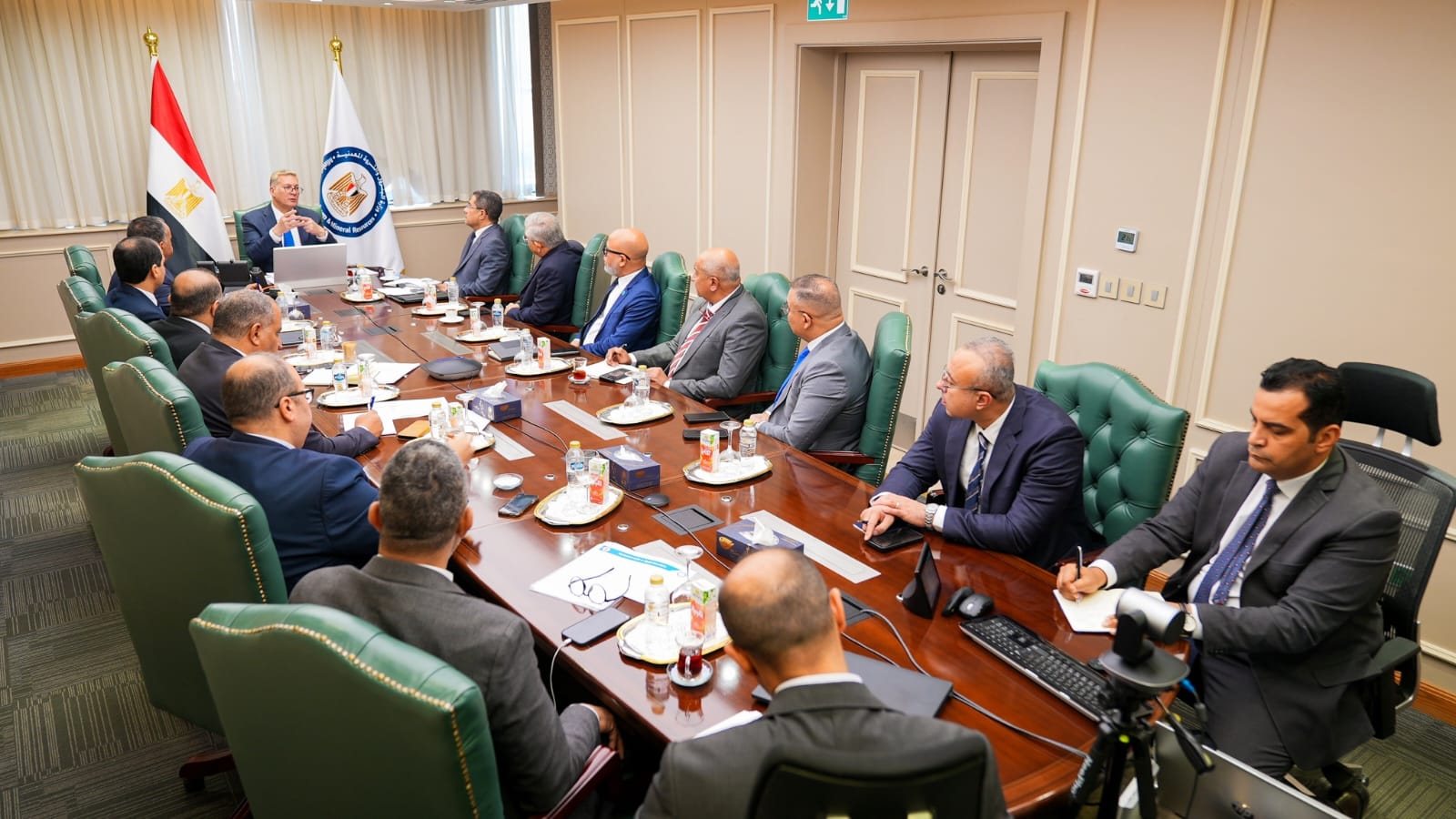 وزير البترول يجتمع مع عدد من مسؤولي شركات البترول العالمية