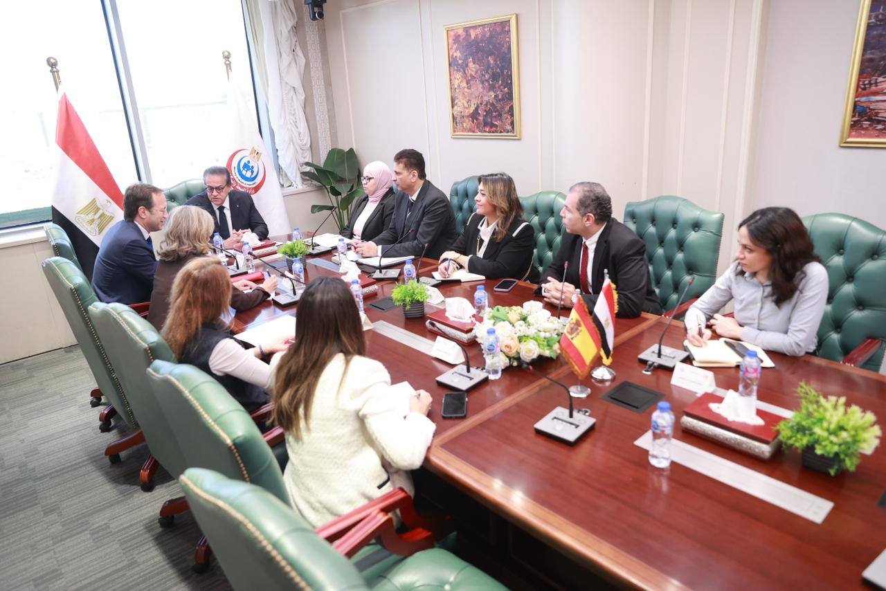 وزير الصحة يجتمع مع السفير الإسباني 