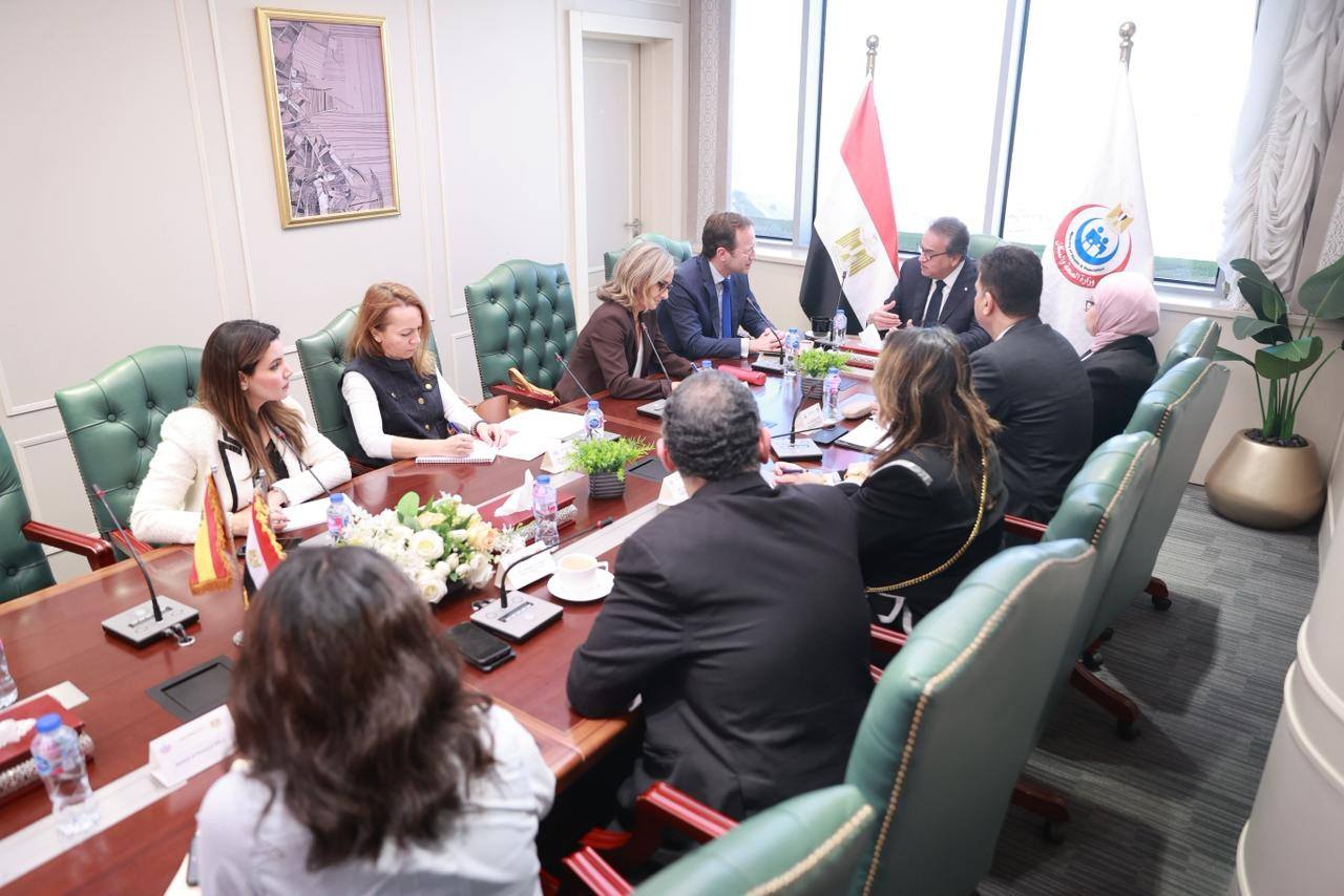 وزير الصحة يجتمع مع السفير الإسباني 