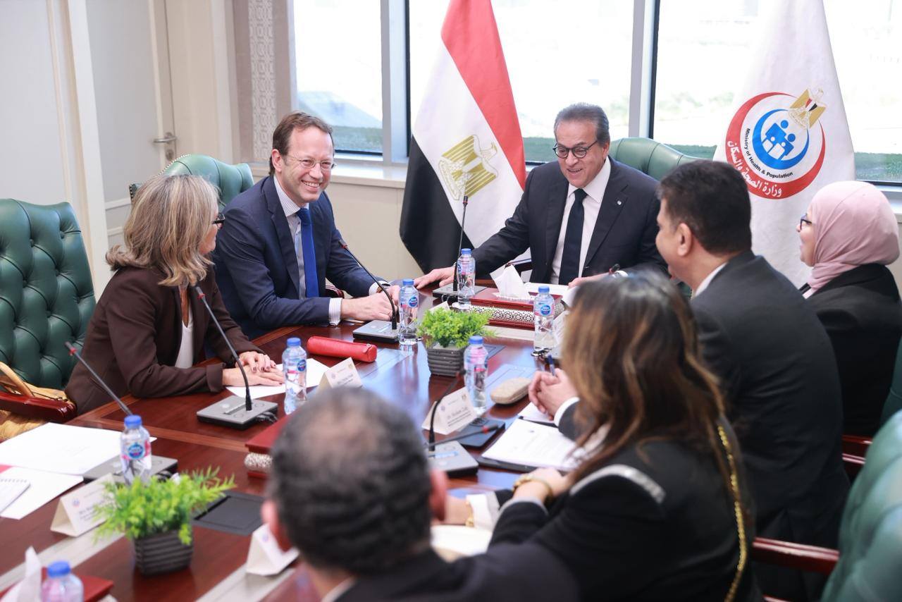 وزير الصحة يجتمع مع السفير الإسباني 