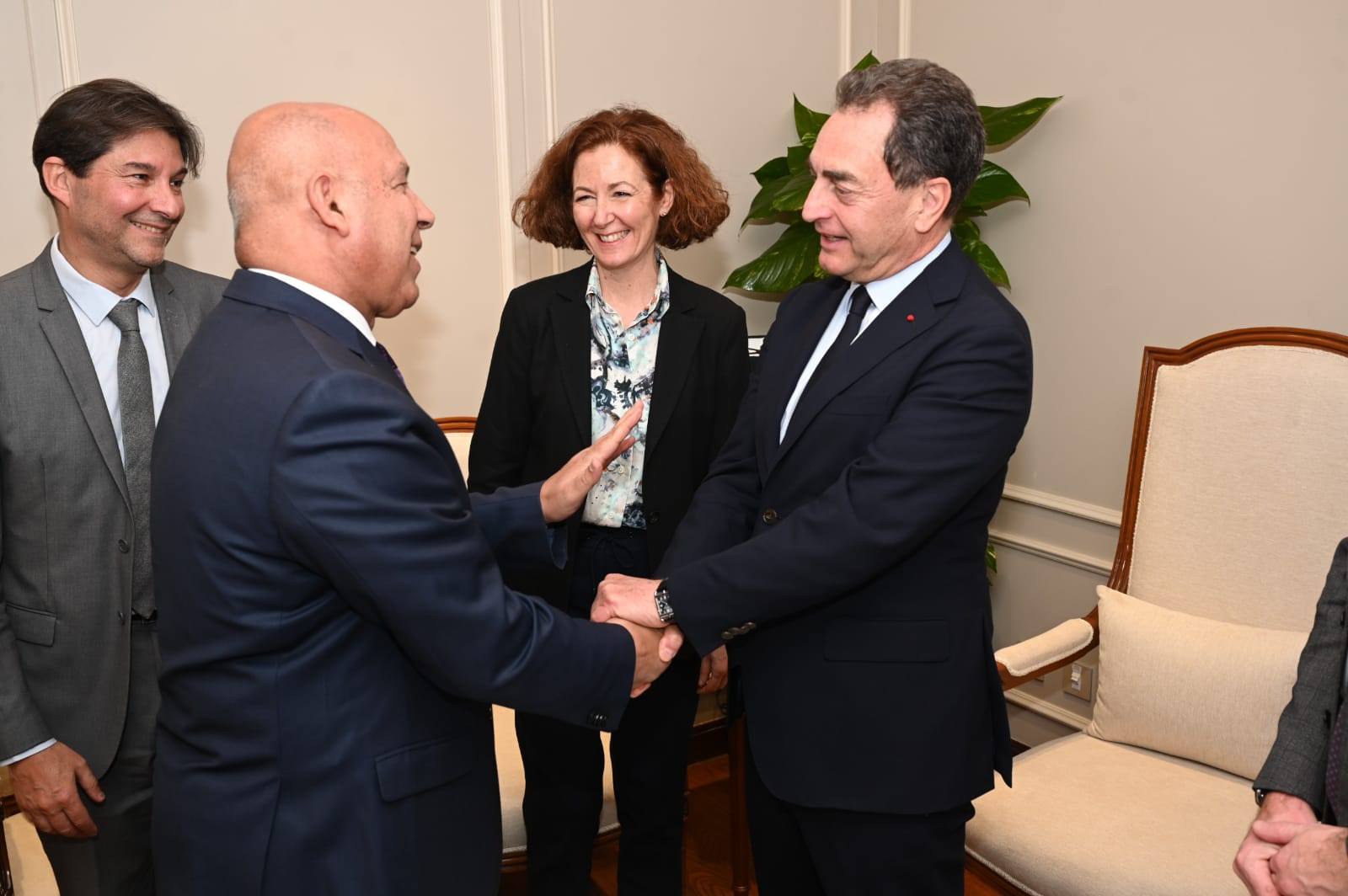 وزير الصناعة يجتمع مع السفير الفرنسي