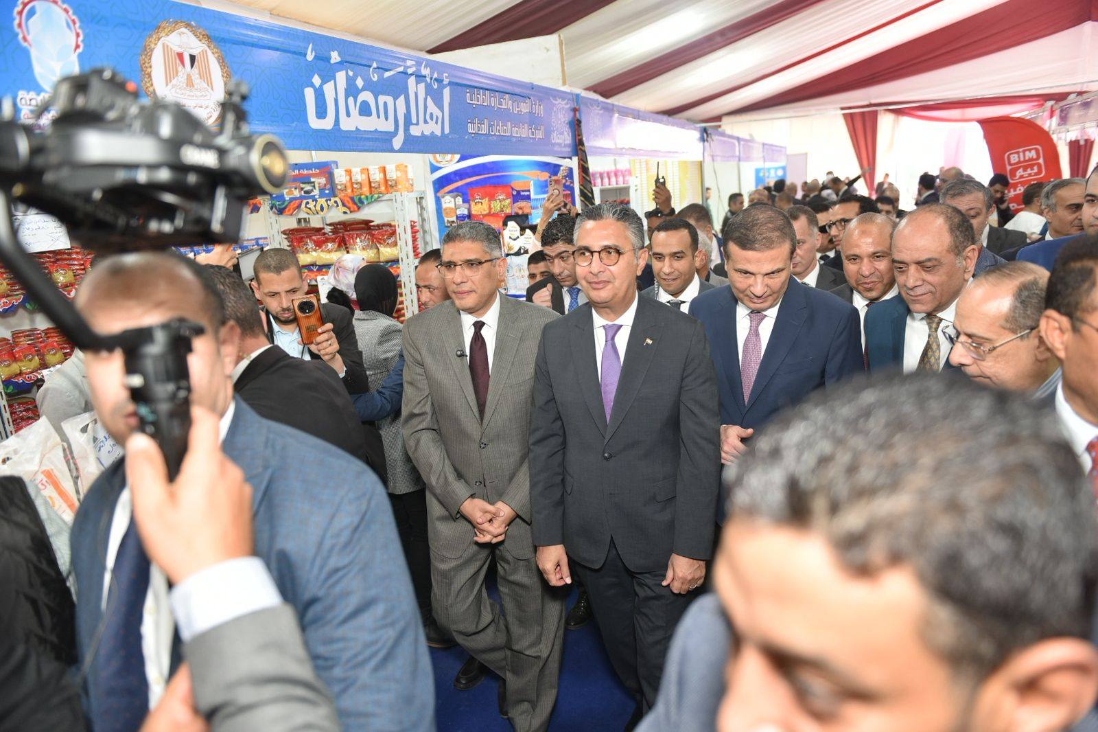 وزيرا التموين والزراعة ومحافظ الجيزة يفتتحون 25 معرض بالجيزة