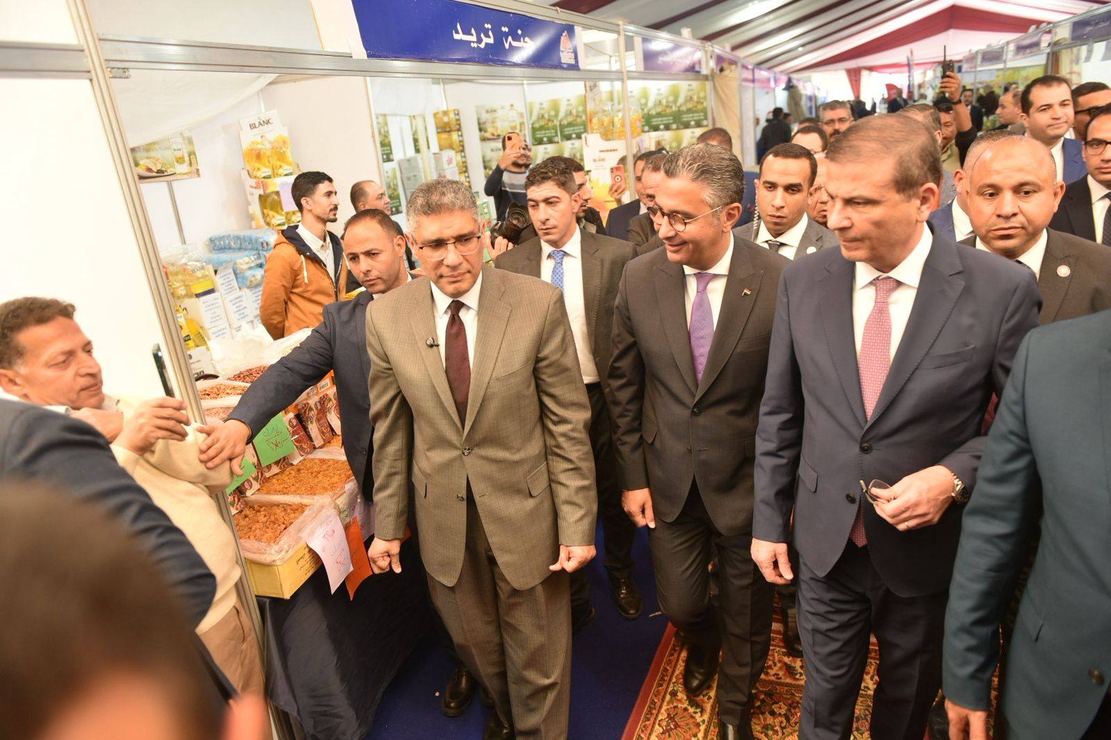 وزيرا التموين والزراعة ومحافظ الجيزة يفتتحون 25 معرض بالجيزة