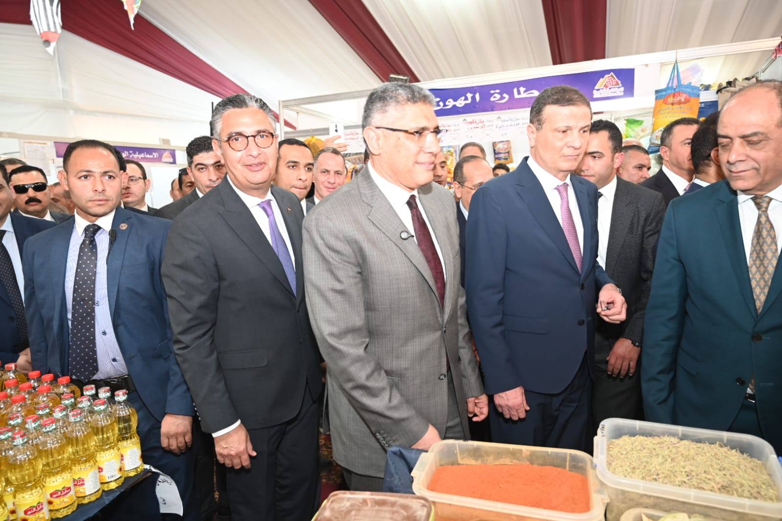 وزيرا التموين والزراعة ومحافظ الجيزة يفتتحون 25 معرض بالجيزة