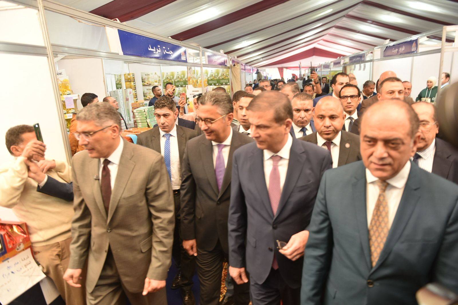 وزيرا التموين والزراعة ومحافظ الجيزة يفتتحون 25 معرض بالجيزة