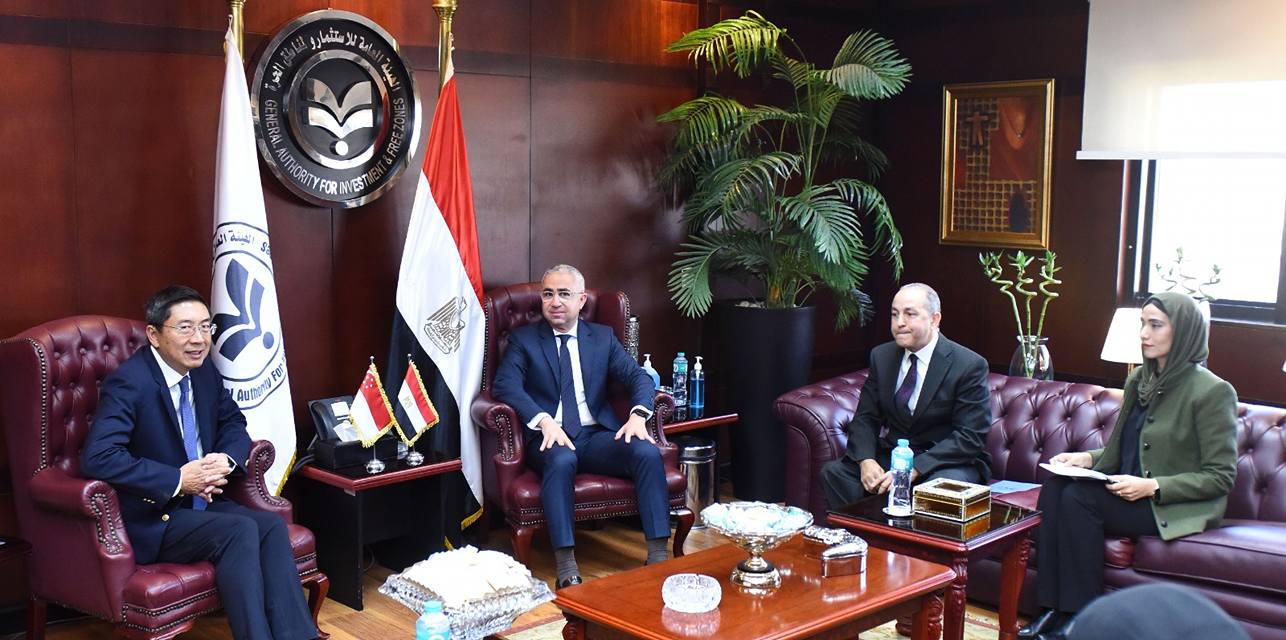 رئيس الهيئة العامة للاستثمار مع سفير سنغافورة